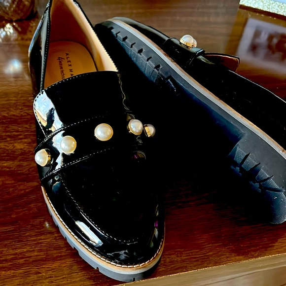 NWOT Black Pearl Loafers - Picture 1 of 3